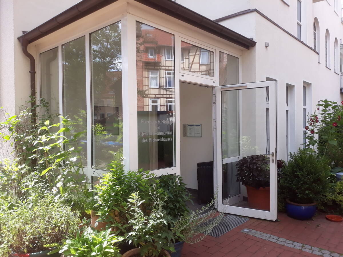 Eingang zum Pfarrbüro Sankt Michael in Göttingen