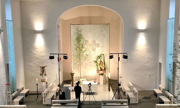 Für die Live-Übertragung der Gottesdienste aus der Citykirche Sankt Michael wird der Altarraum mit zusätzlichen Scheinwerfern extra ausgeleuchtet und weitere Technik aufgebaut.