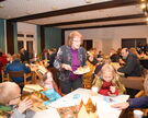 Sternsinger-Dankeschön im Gemeindesaal Sankt Michael: Kuchen und warme Getränke.